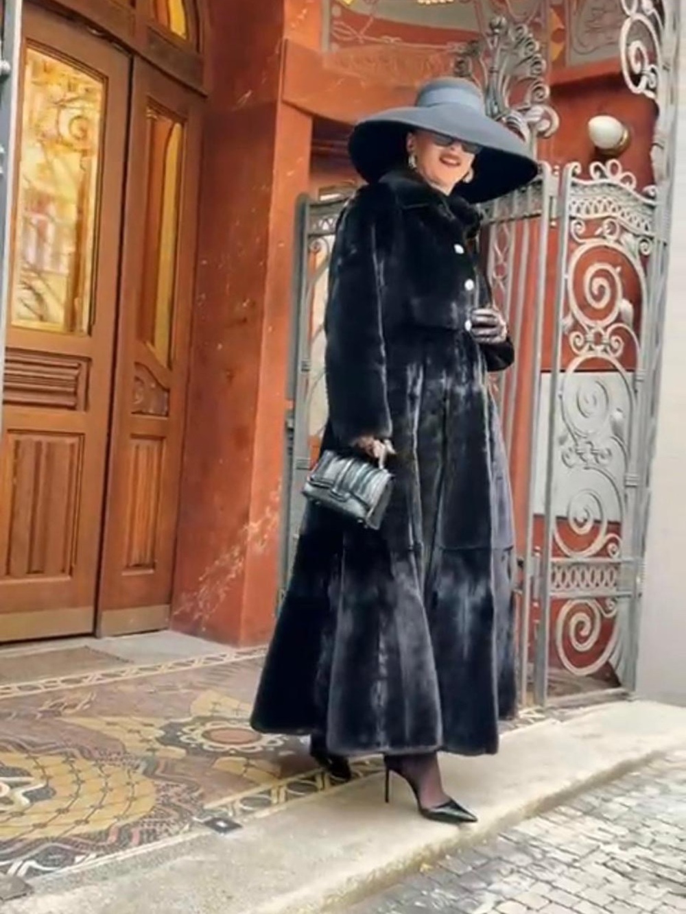 Brand New Blackglama Female Mink A-Line Swing Coat – Made in Moscow